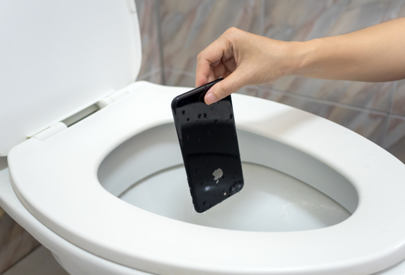 iPhone-fell-in-toilet-Mr-Phix-can-help
